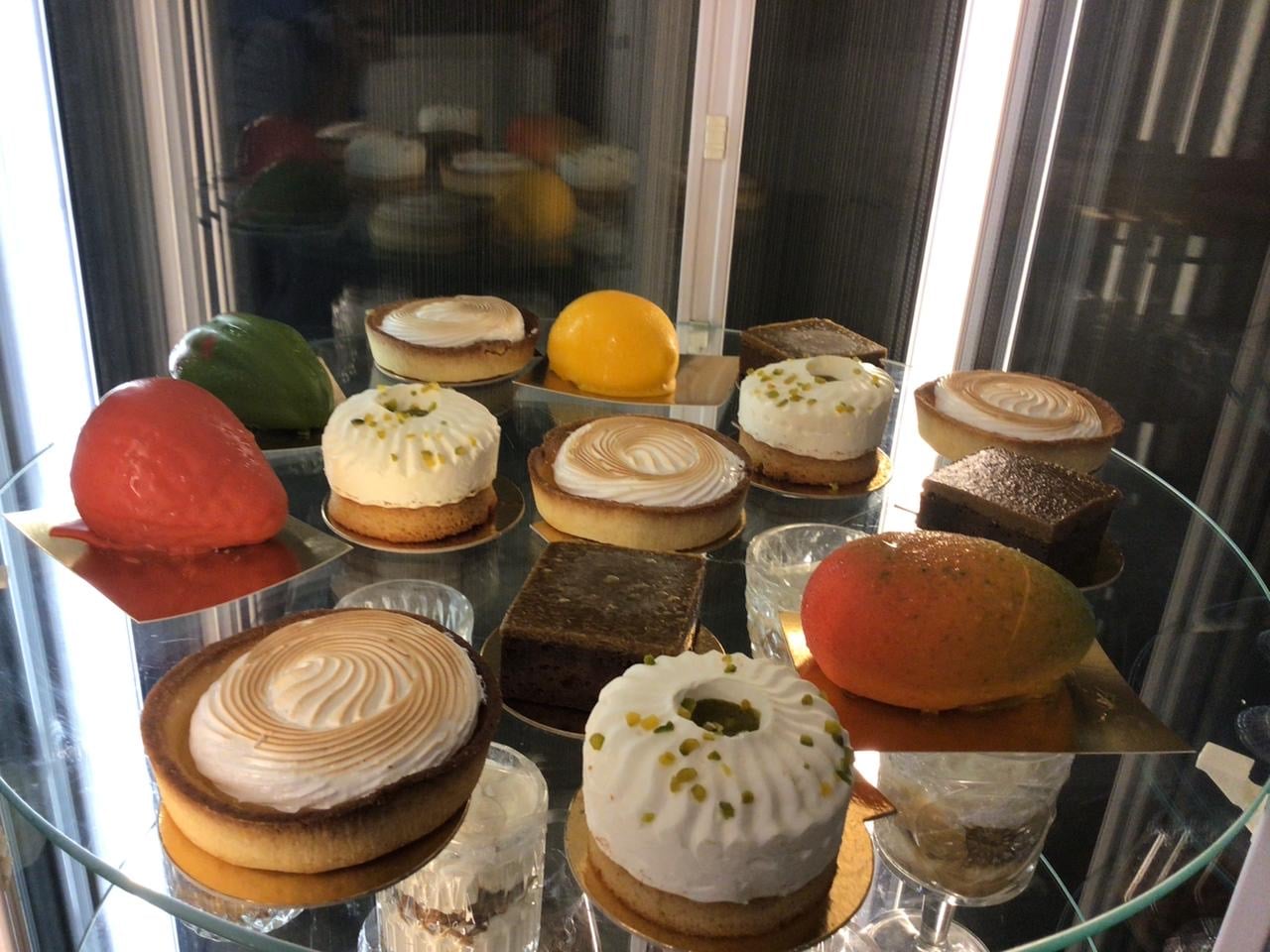 Vitrine de pâtisseries maison à L'Adress
