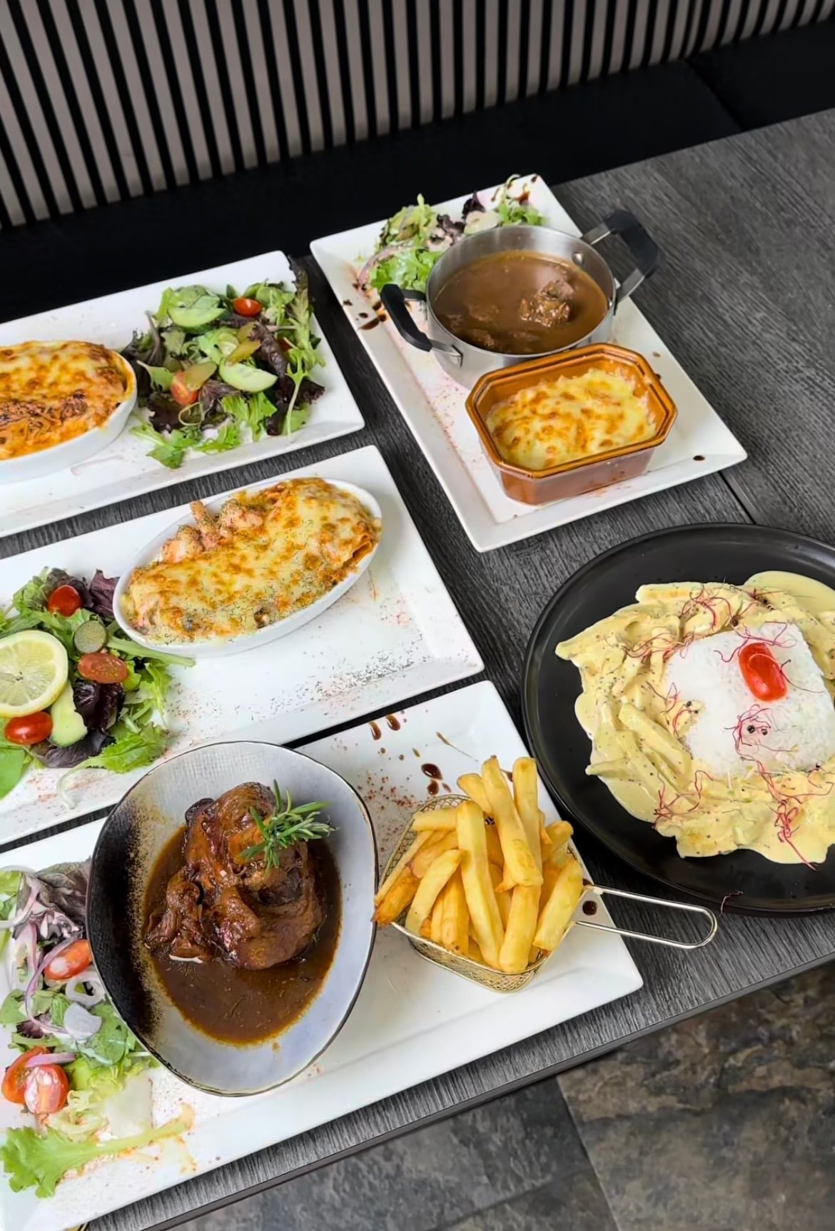 Assortiment de plats faits maison servis en salle à L'Adress