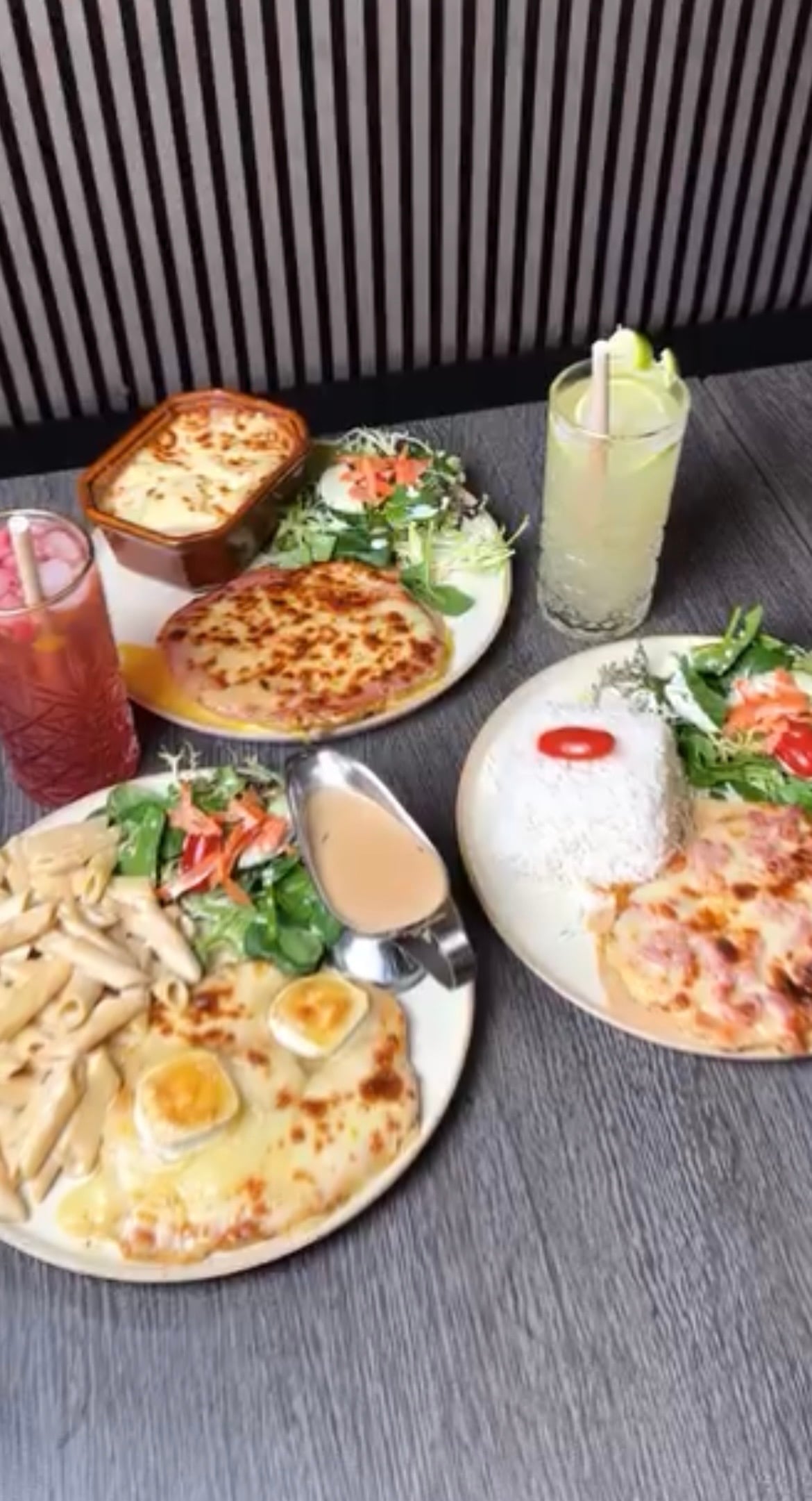 Tablée de plats et cocktails maison à L'Adress