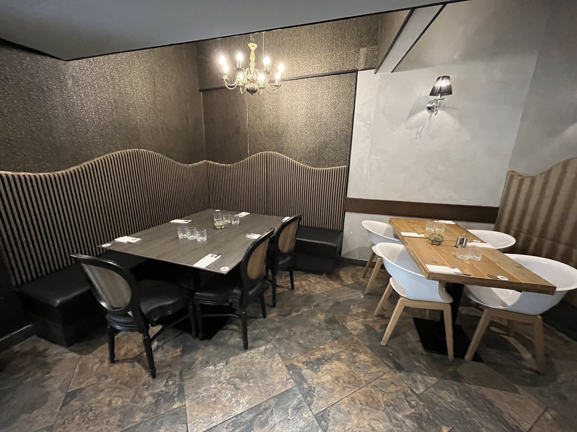 Salle privée de L'Adress avec lustres et banquette