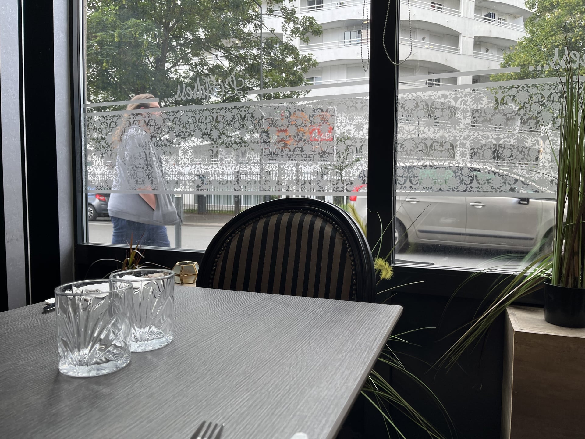 Table près de la fenêtre donnant sur la Rue des Postes